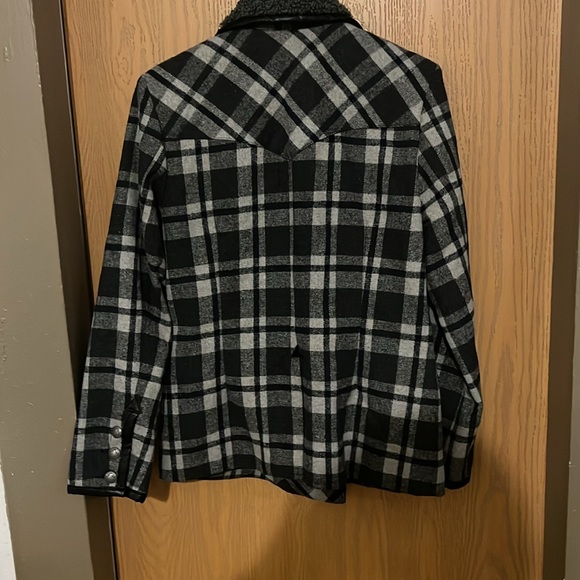 Women’s double d Ranchwear medium coat - Picture 8 of 12